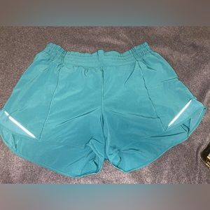Lululemon Hotty Hot Shorts in Kelly green. Size 14 4”